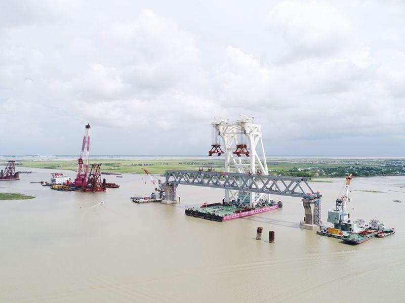 4.2017年10月,孟加拉帕德瑪大橋首段鋼桁梁成功吊裝架設(shè),開啟了大橋建設(shè)的新階段。 4.2017年10月,孟加拉帕德瑪大橋首段鋼桁梁成功吊裝架設(shè),開啟了大橋建設(shè)的新階段。