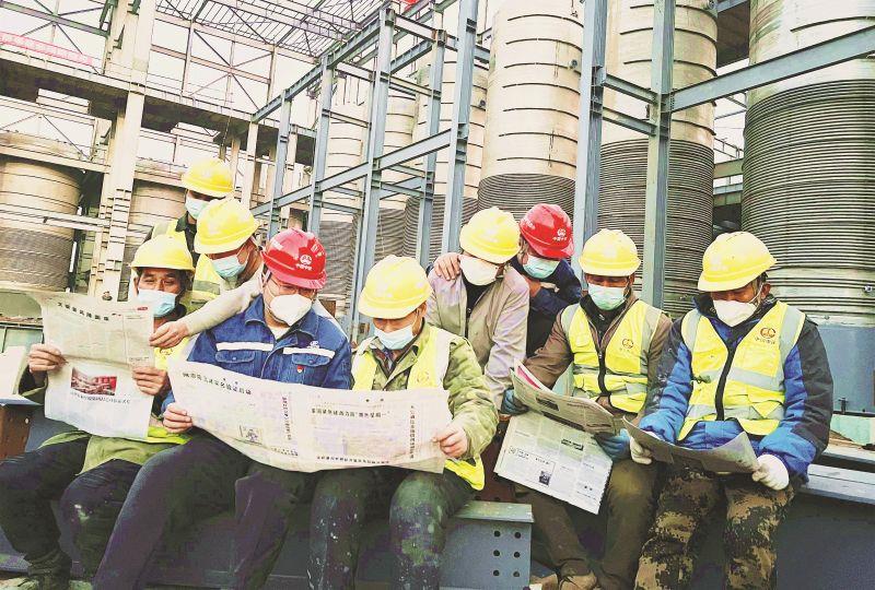 中鐵電氣化局黨的二十大精神進一線、進班組。11月24日,中國中鐵電氣化局集團太原凱賽工業園區DN-340項目經理賈磊(左四)在工作之余向勞務工宣講黨的二十大精神。圖為該項目部鋼結構安裝勞務班組在工地學習黨的二十大精神。(解國嵩 攝)_副本 中鐵電氣化局黨的二十大精神進一線、進班組。11月24日,中國中鐵電氣化局集團太原凱賽工業園區DN-340項目經理賈磊(左四)在工作之余向勞務工宣講黨的二十大精神。圖為該項目部鋼結構安裝勞務班組在工地學習黨的二十大精神。(解國嵩 攝)_副本