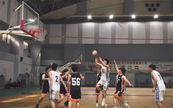 7月9日，中鐵上海局四公司開展了2023年新員工入職培訓系列活動，通過主題班會、入職體檢、素質拓展、業務培訓等活動，進一步幫助新員工消除迷茫，增加歸屬感。圖為新老員工籃球賽現場。胡淇方 胡育松 攝影報道_副本