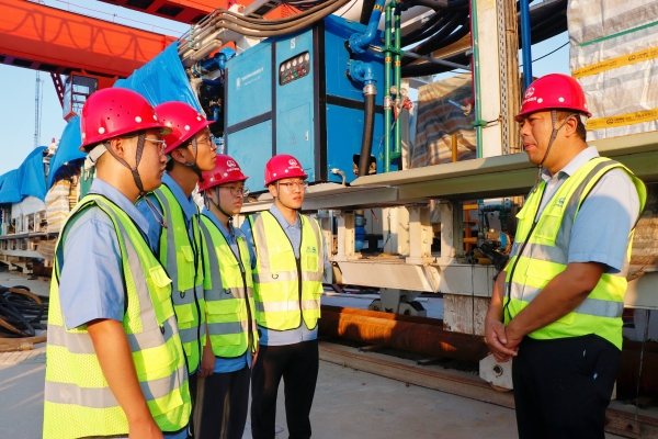 中鐵四局城軌分公司三江連通后續優化工程施工3標項目部開展“導師帶徒促成長 青藍相繼傳薪火”迎新系列活動導師現場授課(張露露 攝)_副本 中鐵四局城軌分公司三江連通后續優化工程施工3標項目部開展“導師帶徒促成長 青藍相繼傳薪火”迎新系列活動導師現場授課(張露露 攝)_副本