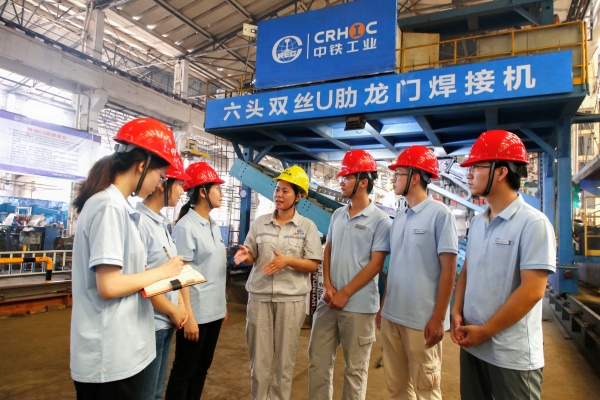 中鐵工業旗下中鐵九橋做好傳幫帶_副本 中鐵工業旗下中鐵九橋做好傳幫帶_副本